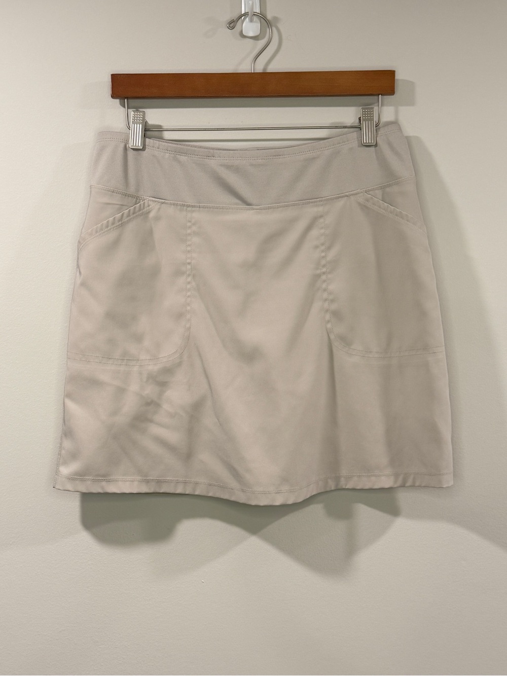 Cypress Club Women’s Light Taupe Athletic Skirt with Front Pockets Size M